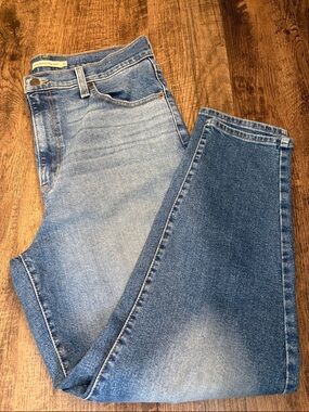 Levi's High Waisted Mom Jeans Medium Blue Barrel Shape Cropped 28” Like New